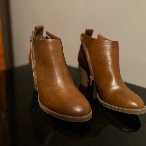 American Eagle Outfitters Shoes - American Eagle Ankle Boots Size 7